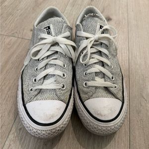 Converses Women’s Lo Tops Size 8